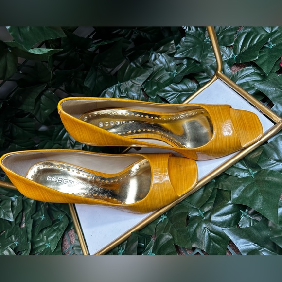 Yellow BCBG heels - Picture 3 of 3